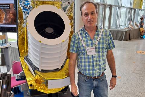 Anastasio Díaz junto a un prototipo del satélite Euclid, en cuyo desarrollo participó la UPCT.